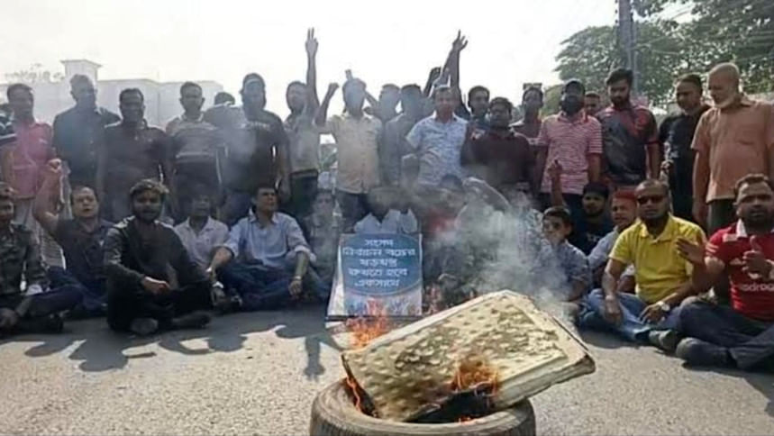 গাজীপুর-৬ আসন পুনর্বহালের দাবিতে ঢাকা-ময়মনসিংহ মহাসড়ক অবরুদ্ধ, যান চলাচল বন্ধ