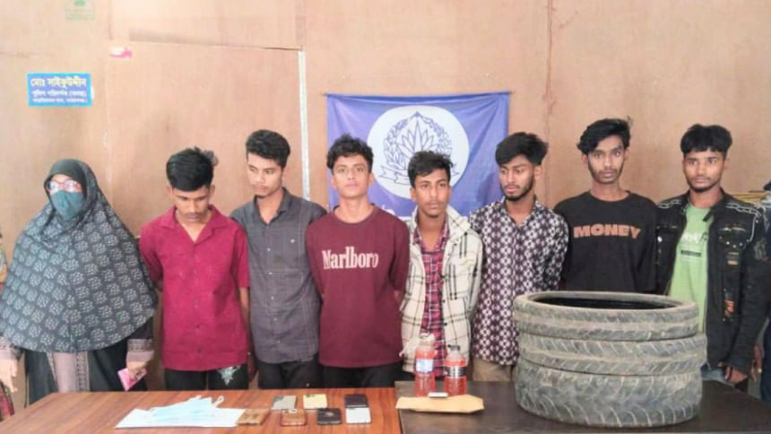 নারায়ণগঞ্জে পুলিশের অভিযানে আ. লীগের ২৯ নেতাকর্মী গ্রেপ্তার, ককটেল-বিস্ফোরক উদ্ধার