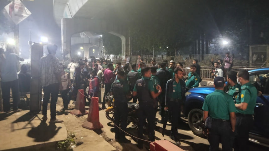 ঢাবি টিএসসি এলাকায় ককটেল বিস্ফোরণে আহত ৩