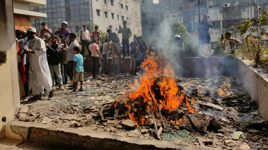 আ. লীগের কেন্দ্রীয় কার্যালয়ে আগুন