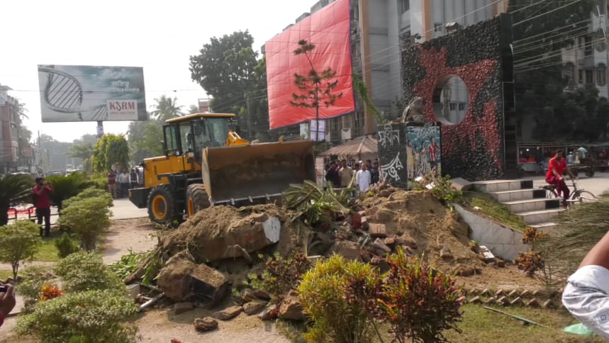 ঝিনাইদহে ‘প্রেরণা-৭১’ চত্বর ভেঙে ফেলেছে বিক্ষুব্ধ শিক্ষার্থীরা
