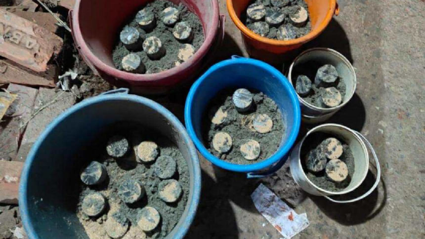 জেনেভা ক্যাম্পে পুলিশের অভিযান, ৩৫ ককটেল উদ্ধার