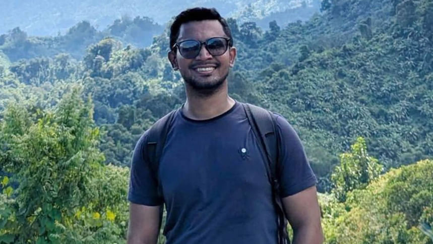 নিষেধাজ্ঞার মধ্যেই নাফাখুম যান ১৭ পর্যটক, গোসলে নেমে নিখোঁজ ১