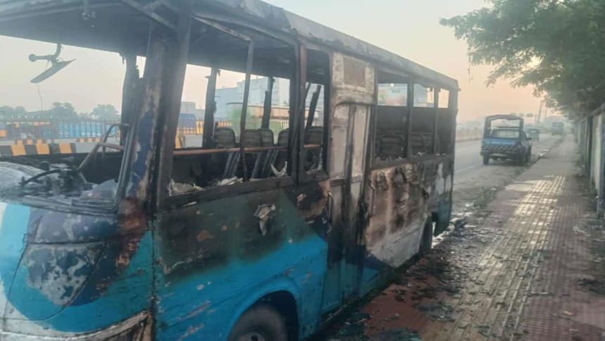 ঢাকা-চট্টগ্রাম মহাসড়কে দাঁড়িয়ে থাকা মিনিবাসে আগুন