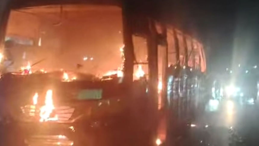 ঢাকা-ময়মনসিংহ মহাসড়কে যাত্রীবাহী বাসে আগুন
