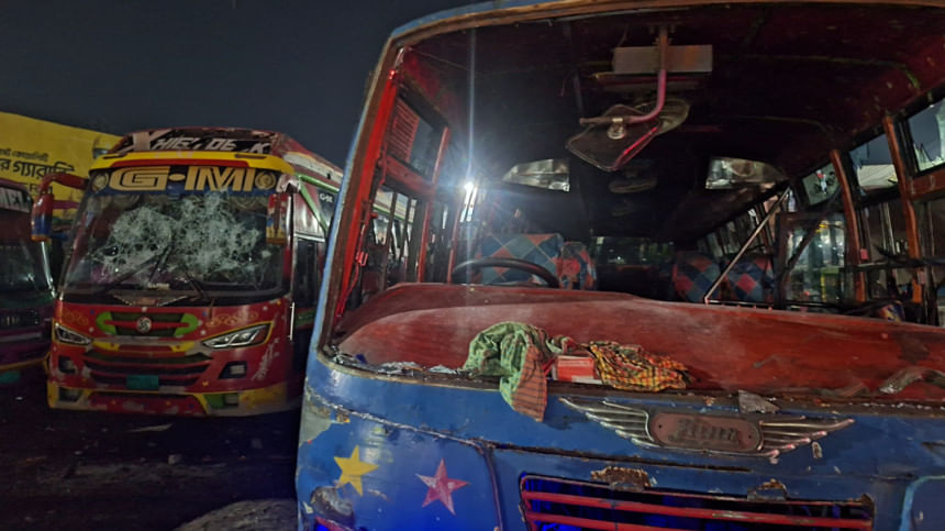 বরিশালে শ্রমিক-শিক্ষার্থী সংঘর্ষে ১০ বাস ভাঙচুর, ৩ ঘণ্টা যান চলাচল বন্ধ