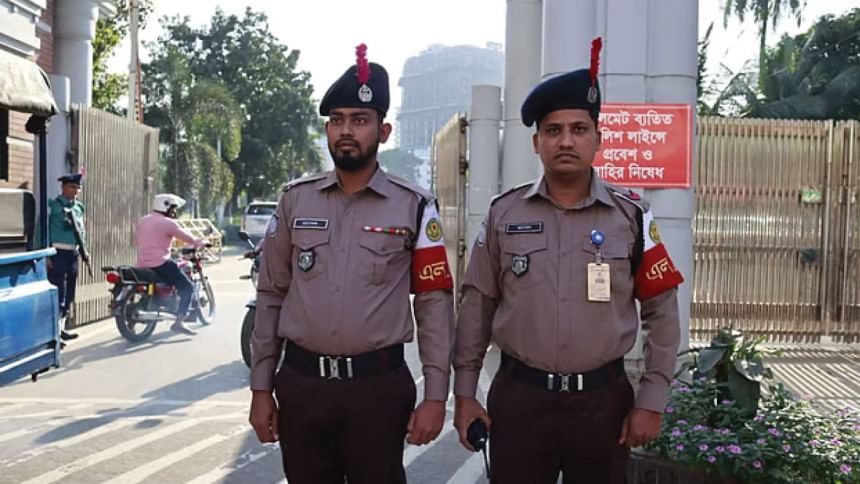 নতুন পোশাকে পুলিশ