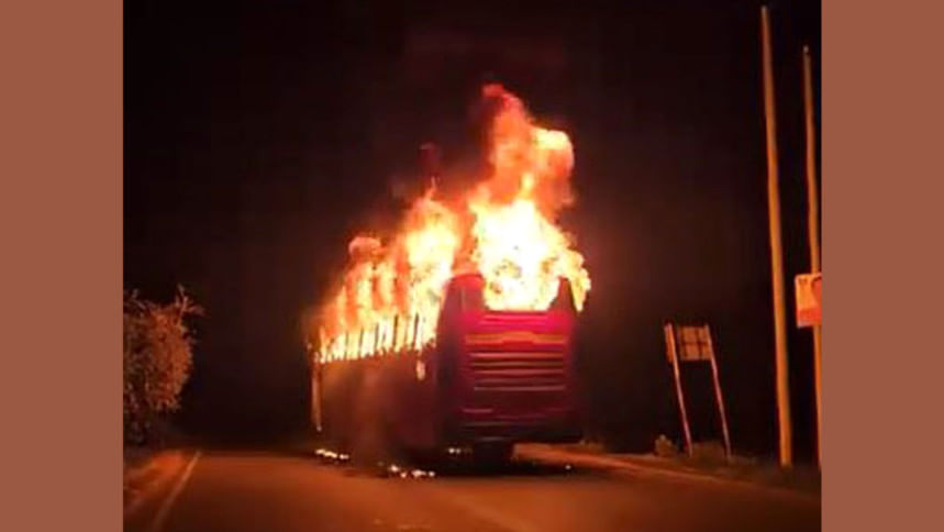 বাসচাপায় যুবক নিহত, আরেক বাসে আগুন দিলো বিক্ষুব্ধ জনতা