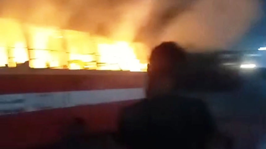 সাভারে ৫ ঘণ্টার ব্যবধানে দাঁড়িয়ে থাকা দুটি বাসে আগুন