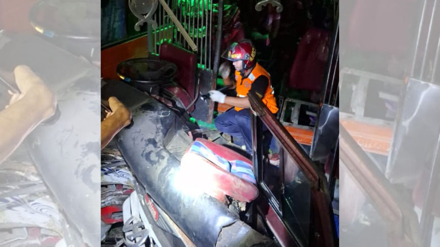 সীতাকুণ্ডে ট্রাকে ধাক্কা দিয়ে বাস খাদে পড়ে নিহত ৫