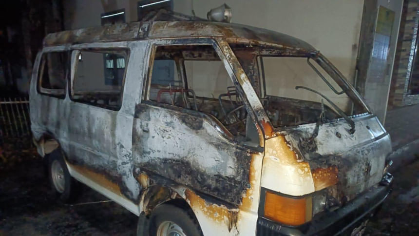 সিলেটে অ্যাম্বুলেন্স ও বাসে আগুন