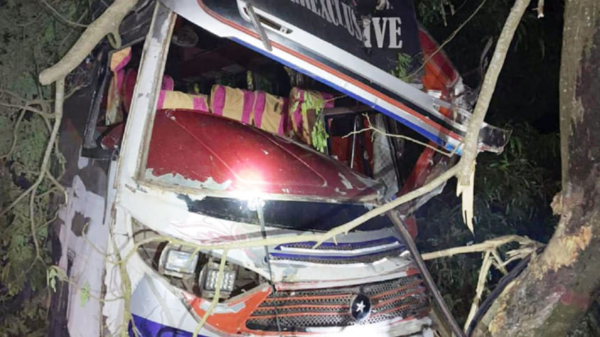 গোপালগঞ্জে গাছ ফেলে মহাসড়ক অবরোধের চেষ্টা, ধাক্কা লেগে ক্ষতিগ্রস্ত বাস