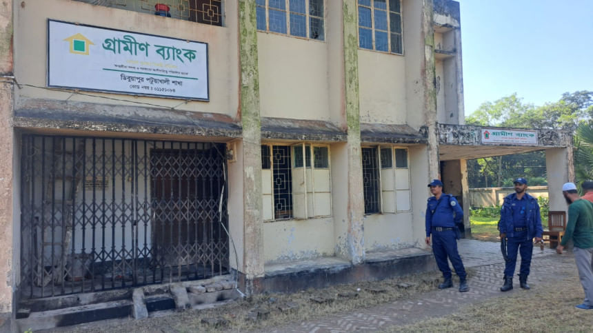 পটুয়াখালীতে গ্রামীণ ব্যাংকে অগ্নিসংযোগের চেষ্টা