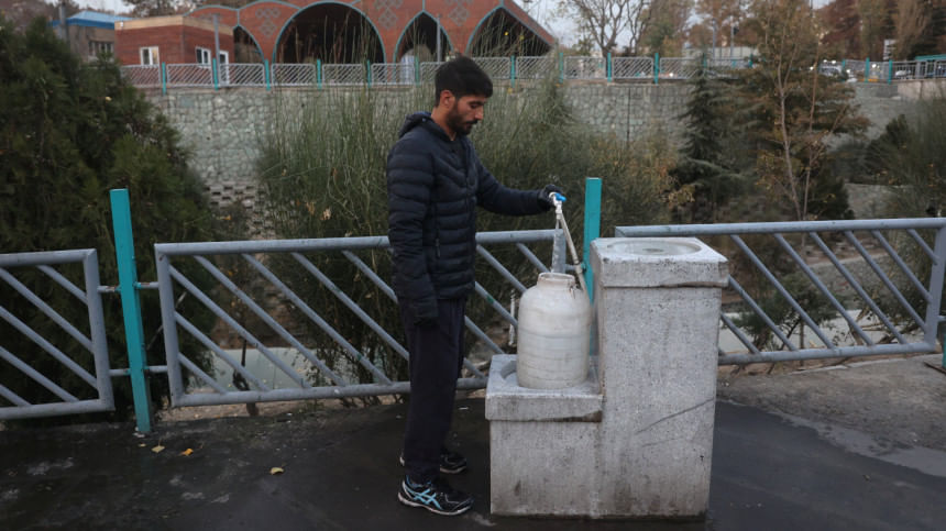 নজিরবিহীন খরা ও পানি সংকটে এক ইরানি ব্যক্তি খাওয়ার পানি সংগ্রহ করছেন। ছবি: রয়টার্স