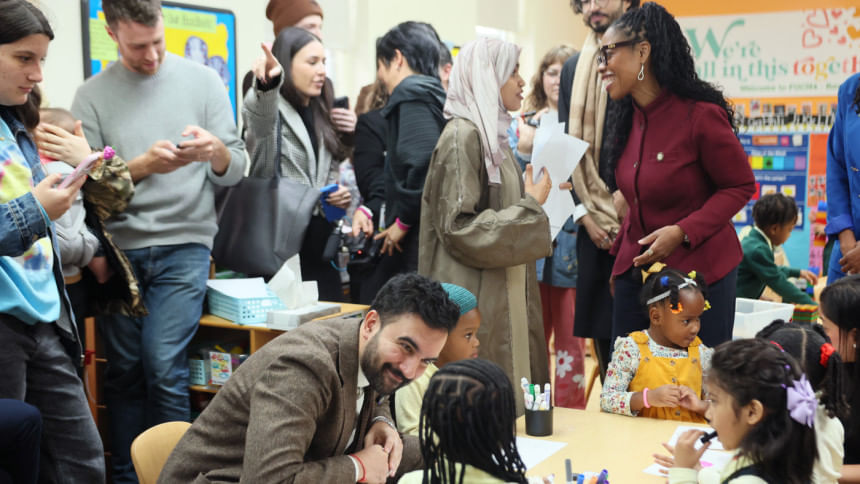 ব্রুকলিনে শিশুদের স্কুল পরিদর্শন করছেন নিউইয়র্কের মেয়র মামদানি। ছবি: এএফপি