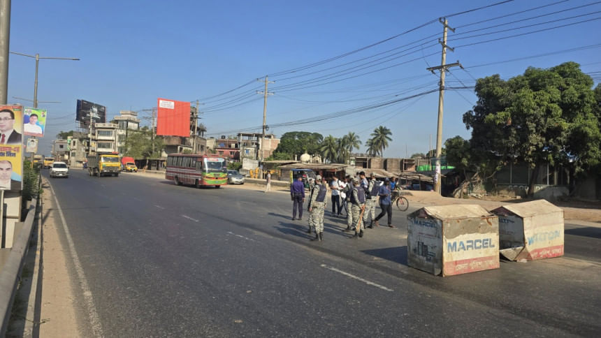 শেখ হাসিনার রায় ও ‘শাটডাউন’ কর্মসূচি: ঢাকার প্রবেশমুখে পুলিশের কড়া নিরাপত্তা