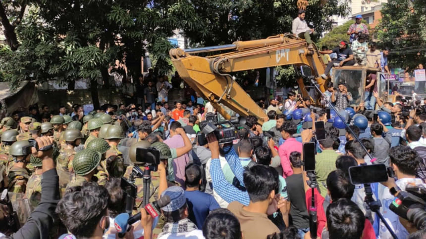 ধানমন্ডি ৩২-এ এস্কেভেটর, বিক্ষোভকারীদের ধাওয়া পুলিশ-সেনাসদস্যদের