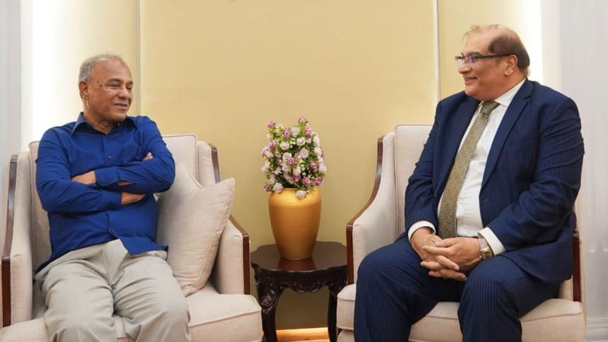 হাসিনার মৃত্যুদণ্ডের রায়কে ঘিরে আইনশৃঙ্খলা পরিস্থিতি স্বাভাবিক: স্বরাষ্ট্র উপদেষ্টা