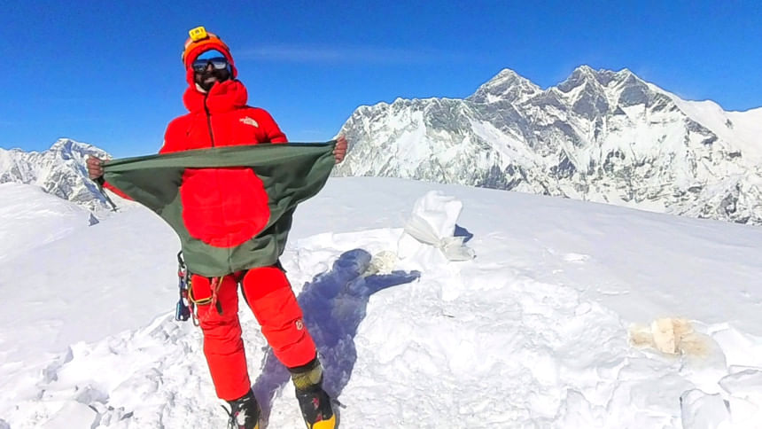 আমা দাবলামের চূড়ায় লাল সবুজের পতাকা উড়ালেন পাবনার তৌকির