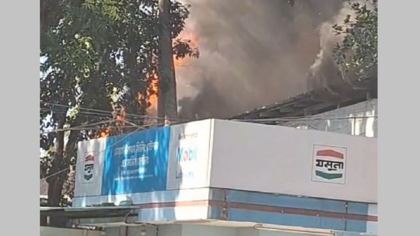 ৩ ঘণ্টার চেষ্টায় নিয়ন্ত্রণে এসেছে কেমিক্যাল কারখানার আগুন