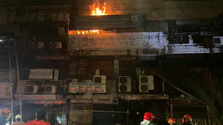 গুলিস্তান মোড়ে মার্কেটের আগুন নিয়ন্ত্রণে