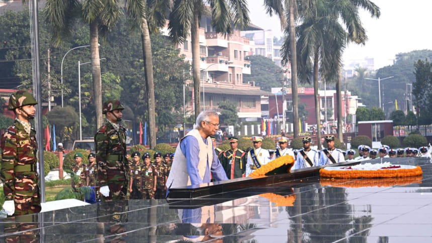 সশস্ত্র বাহিনীর বীর শহীদদের প্রতি প্রধান উপদেষ্টার শ্রদ্ধা
