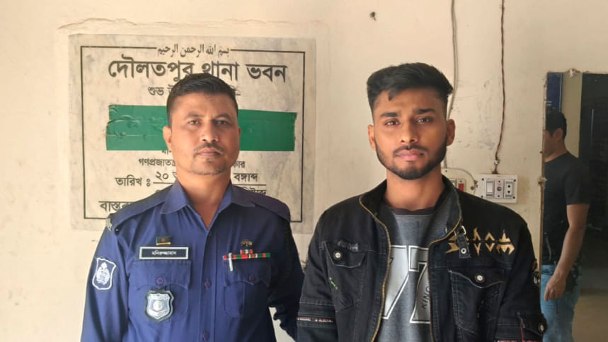 ‘মোটরসাইকেল কিনে না দেওয়ায়’ নিজ বাড়িতে ককটেল হামলা, যুবক কারাগারে