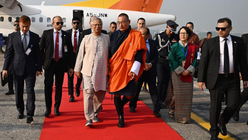 ভুটানের প্রধানমন্ত্রীকে বিমানবন্দরে স্বাগত জানালেন প্রধান উপদেষ্টা