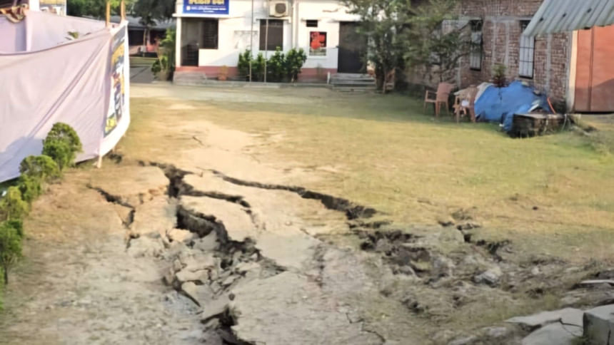 ভূমিকম্পে নরসিংদীর ভবন-সড়কে ফাটল, আতঙ্ক কাটেনি এখনো