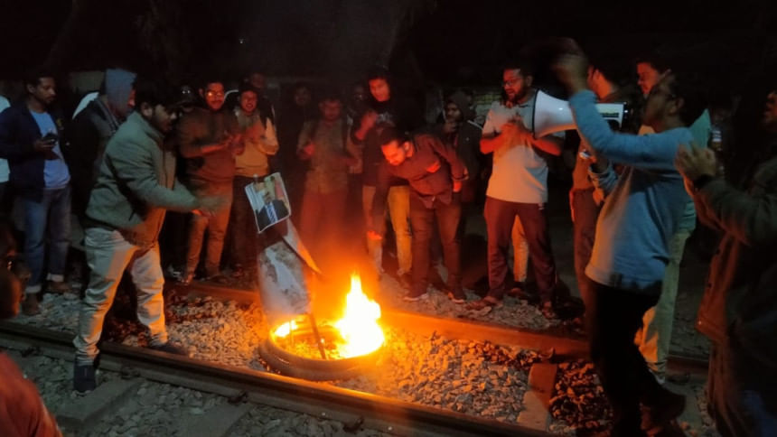 বিসিএস পেছানোর দাবিতে ময়নসিংহে রেললাইন অবরোধ, ট্রেন চলাচল বন্ধ