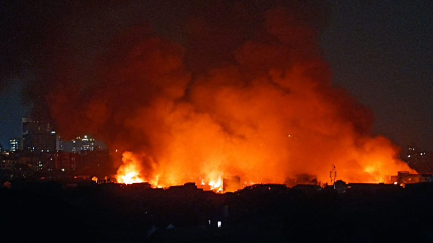 ২ ঘণ্টার বেশি সময় ধরে জ্বলছে কড়াইল বস্তি