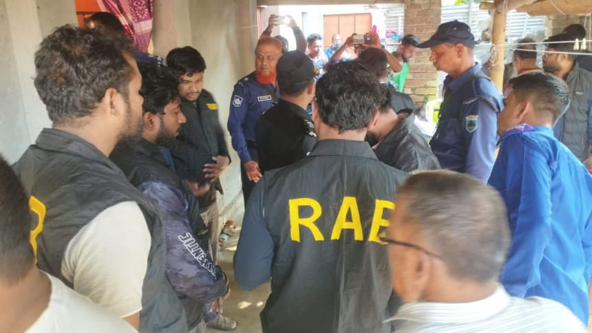 বগুড়ায় মায়ের ঝুলন্ত লাশ, বিছানায় দুই সন্তানের মরদেহ