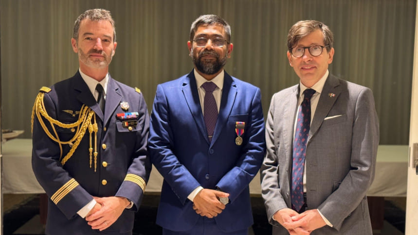 প্রথমবারের মতো ফ্রান্সের সম্মানসূচক সামরিক পদক পেলেন বাংলাদেশি সেনা কর্মকর্তা