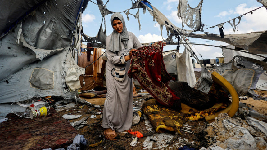 রাতভর হামলার পর নিজের তাঁবুতে, জায়নামাজ হাতে এক ফিলিস্তিনি নারী । ফাইল ছবি: রয়টার্স (সেপ্টেম্বর ২০২৫)