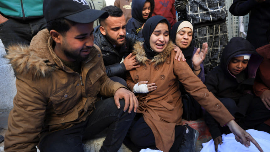 গাজার আল শিফা হাসপাতালে প্রিয়জনের মরদেহ ঘিরে ফিলিস্তিনিদের আহাজারি। ছবি: রয়টার্স