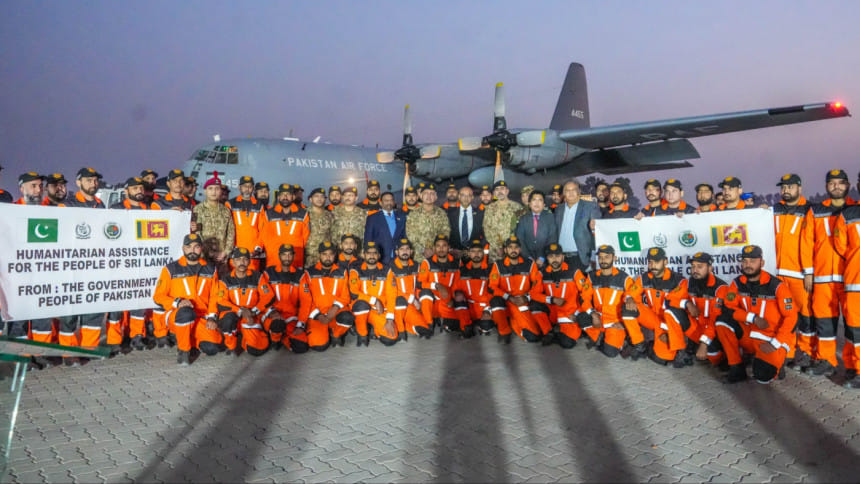 বিশেষ উড়োজাহাজে করে পাকিস্তান থেকে শ্রীলঙ্কায় ত্রাণ এসেছে। ছবি: এক্স