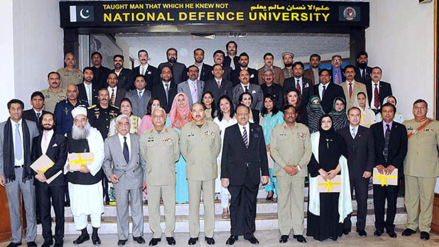 এনডিইউ সম্মেলনে সরকারি দলের নেতাদের সঙ্গে যোগ দেন কয়েকজন পিটিআই নেতাও। ফাইল ছবি: ডন