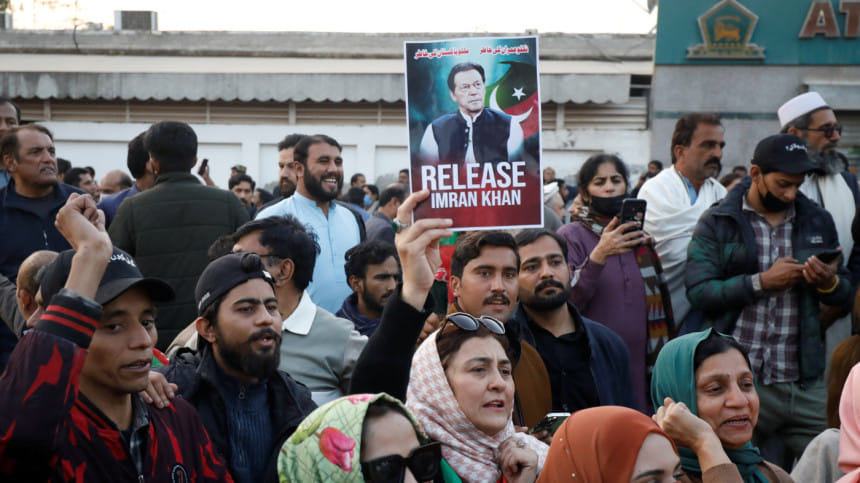 রাওয়ালপিন্ডিতে ইমরান খানের মুক্তির দাবিতে বিক্ষোভ। ছবি: রয়টার্স