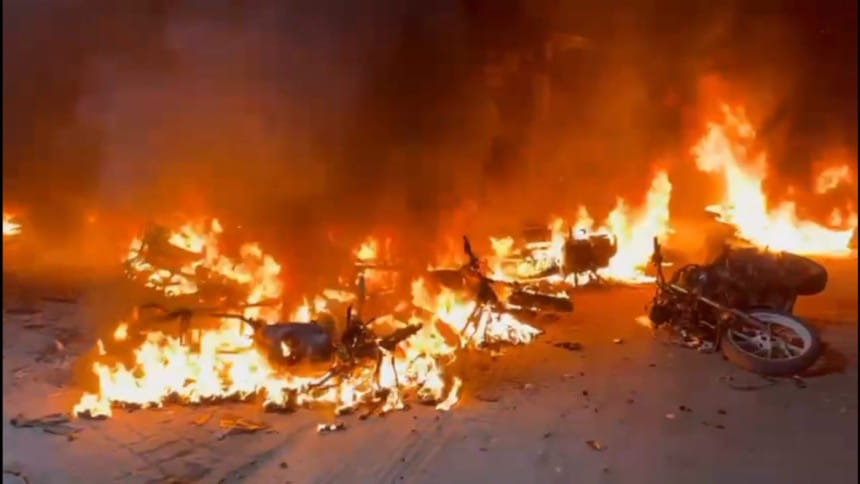 কালিয়াকৈরে বিএনপির ২ গ্রুপের সংঘর্ষ, ১০ মোটরসাইকেলে আগুন, আহত ৫