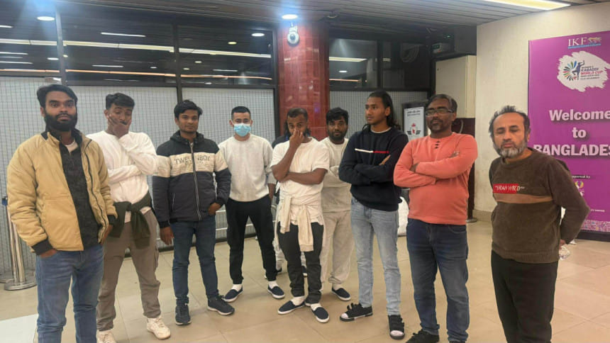 হ্যান্ডকাফ–শেকল পরিয়ে আরও ৩১ বাংলাদেশিকে ফেরত পাঠাল যুক্তরাষ্ট্র 