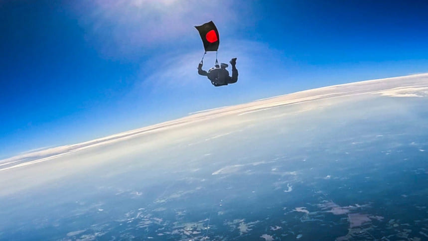 বিজয় দিবসে সর্বাধিক পতাকা হাতে প্যারাস্যুটিং, বিশ্বরেকর্ড গড়ার প্রত্যয় বাংলাদেশের