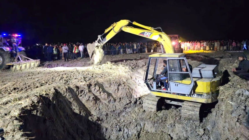 ১০ ঘণ্টায়ও উদ্ধার হয়নি ৩০ ফুট গভীর গর্তে পড়ে যাওয়া শিশুটি