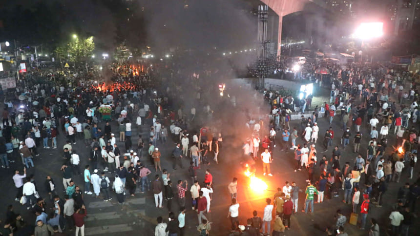 কারওয়ান বাজারে মোবাইল ফোন ব্যবসায়ীদের বিক্ষোভ, ৩ ঘণ্টা যান চলাচল বন্ধ