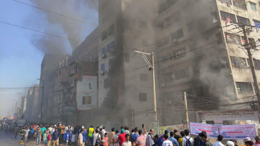 কেরানীগঞ্জে ভবনের আগুন নিয়ন্ত্রণে ১৪ ইউনিট, ৪৫ জন উদ্ধার | The Daily Star Bangla