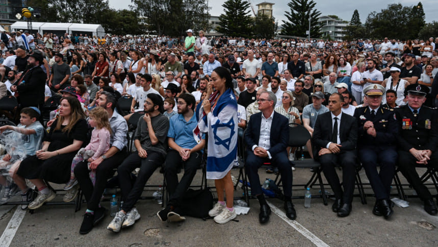 বন্ডাই বিচে নিহতদের স্মরণে আয়োজিত শোকসভা। ছবি: এএফপি