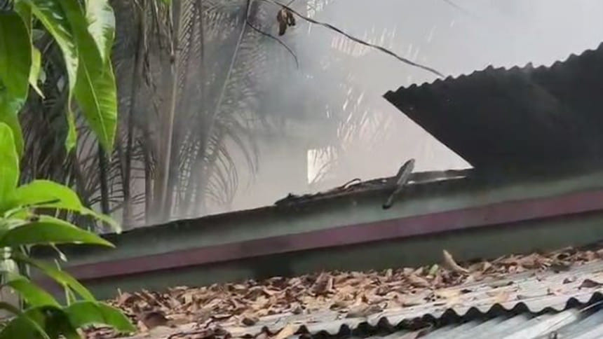 শ্রীপুরে আগুনে পুড়ল পোশাকশ্রমিকদের ১০ ঘর