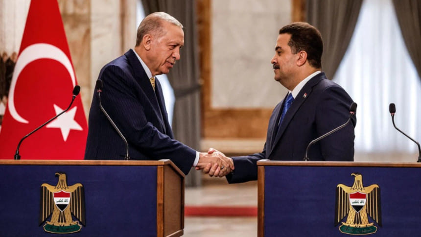 তুরস্কের প্রেসিডেন্ট এরদোয়ান ও ইরাকের প্রধানমন্ত্রী শিয়া আল-সুদানি করমর্দন করছেন। ফাইল ছবি: এএফপি (২২ এপ্রিল, ২০২৪) 