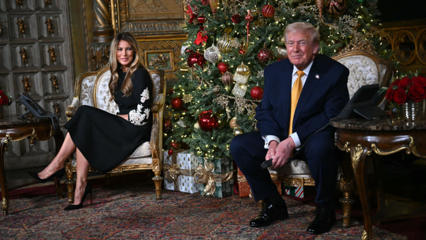 মার্কিন প্রেসিডেন্ট ডোনাল্ড ট্রাম্প ও তার স্ত্রী মেলানিয়া মার্কিন সেনাদের বড়দিনের শুভেচ্ছা জানাচ্ছেন। ছবি: এএফপি