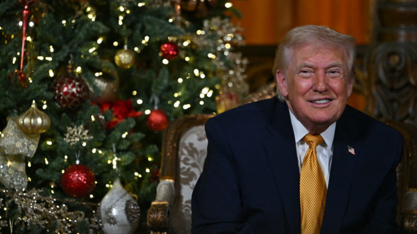 বড়দিনের শুভেচ্ছা জানাচ্ছেন মার্কিন প্রেসিডেন্ট ডোনাল্ড ট্রাম্প। ছবি: এএফপি