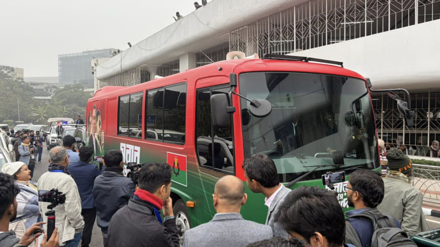 তারেক রহমানের জন্য বিমানবন্দরে লাল-সবুজের বুলেটপ্রুফ বাস